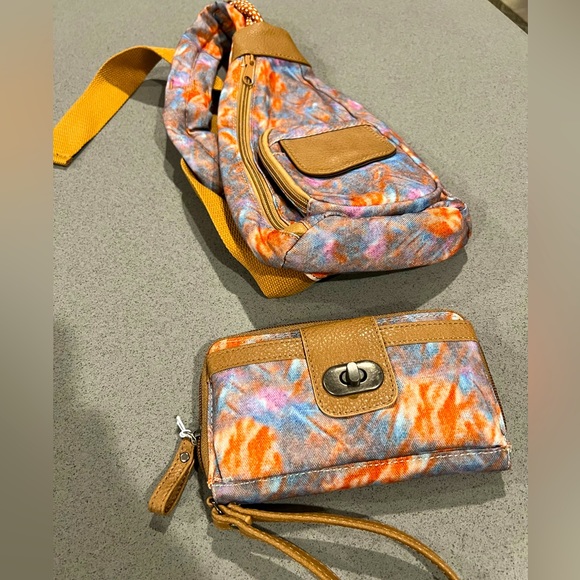 Vintage Style Cross-Body Bag With Matching Wristlet - Picture 7 of 16